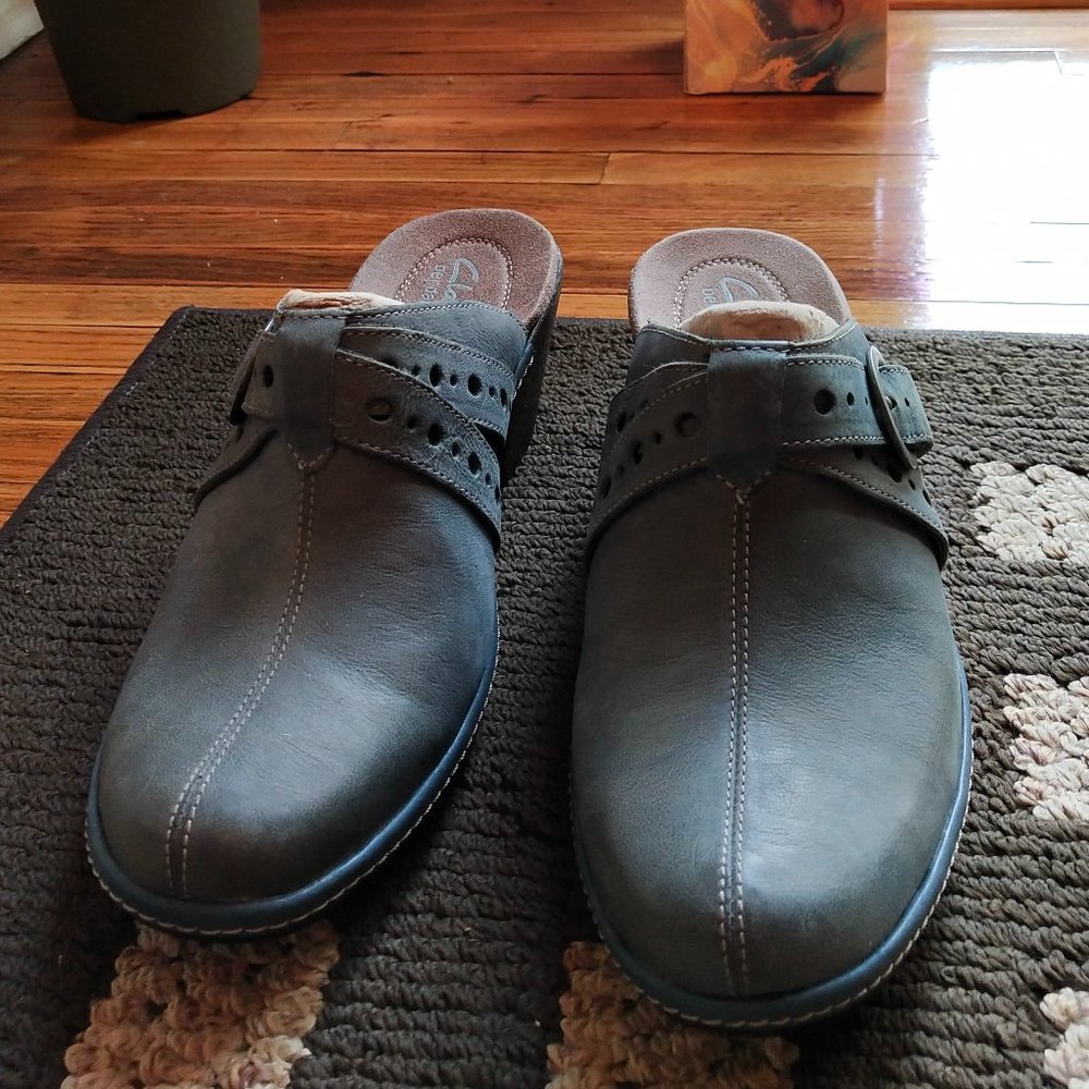Clarks bendable clog shoes
